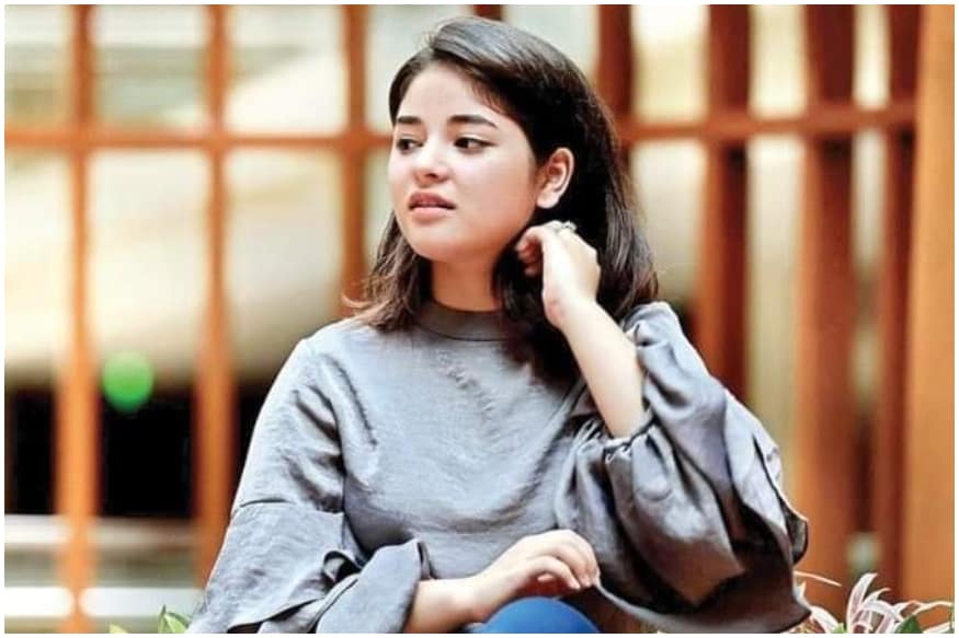 झायरा वसीम- दंगल गर्ल झायरा वसीन हिने अभिनय क्षेत्र सोडल्यानंतर अनेकांना मोठा धक्का बसला होता. तिने काही दिवसांपूर्वी तिच्या सोशल मीडियावरील फॅन पेजना विनंती केली होती की त्यांनी तिचे सर्व फोटो डिलिट करावे (फोटो सौजन्य-सोशल मीडिया) झायरा वसीम- दंगल गर्ल झायरा वसीन हिने अभिनय क्षेत्र सोडल्यानंतर अनेकांना मोठा धक्का बसला होता. तिने काही दिवसांपूर्वी तिच्या सोशल मीडियावरील फॅन पेजना विनंती केली होती की त्यांनी तिचे सर्व फोटो डिलिट करावे (फोटो सौजन्य-सोशल मीडिया)