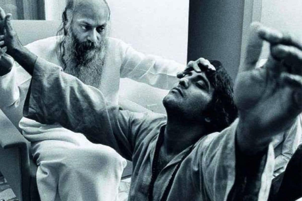 विनोद खन्ना- विनोद खन्ना ओशो रजनीश यांच्याबाबत खूप प्रभावित झाले होते. अध्यात्मिक शांतीसाठी त्यांनी 1982 साली मुंबईला अलविदा म्हटले होते. (फोटो सौजन्य- सोशल मीडिया) विनोद खन्ना- विनोद खन्ना ओशो रजनीश यांच्याबाबत खूप प्रभावित झाले होते. अध्यात्मिक शांतीसाठी त्यांनी 1982 साली मुंबईला अलविदा म्हटले होते. (फोटो सौजन्य- सोशल मीडिया)