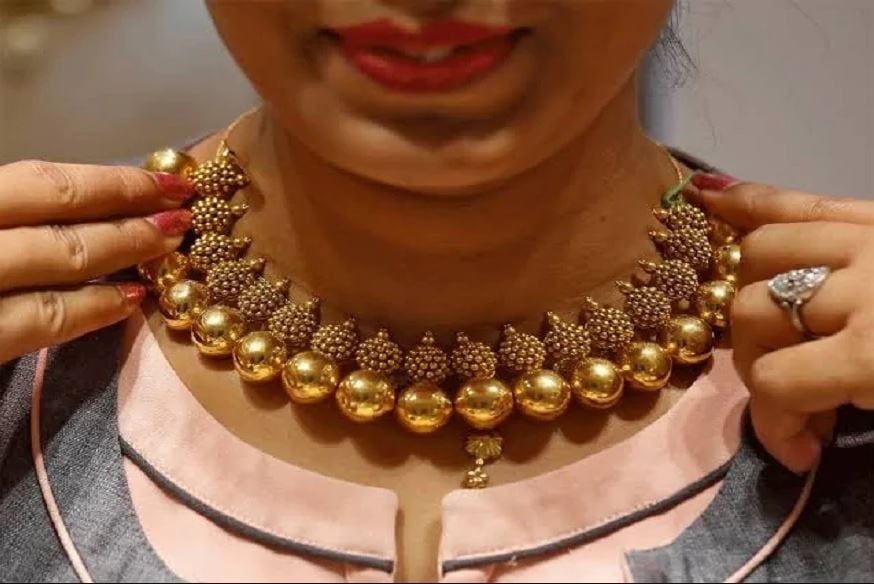 आणखी कमी होतील सोन्याचे दर- ब्रोकरेज फर्म एंजल ब्रोकिंगचे डेप्यूटी व्हीपी अनुज गुप्ता यांच्या मते या महिन्यात गोल्ड ईटीएफच्या होल्डिंगमध्ये 10 लाख औंसची घसरण झाली आहे. याचा अर्थ असा की गुंतवणूकदार हळूहळू सोन्यावरून होल्डिंग कमी करत आहेत. त्यामुळे येणाऱ्या काळात सोन्याचे दर कमी होऊ शकतात. आणखी कमी होतील सोन्याचे दर- ब्रोकरेज फर्म एंजल ब्रोकिंगचे डेप्यूटी व्हीपी अनुज गुप्ता यांच्या मते या महिन्यात गोल्ड ईटीएफच्या होल्डिंगमध्ये 10 लाख औंसची घसरण झाली आहे. याचा अर्थ असा की गुंतवणूकदार हळूहळू सोन्यावरून होल्डिंग कमी करत आहेत. त्यामुळे येणाऱ्या काळात सोन्याचे दर कमी होऊ शकतात.
