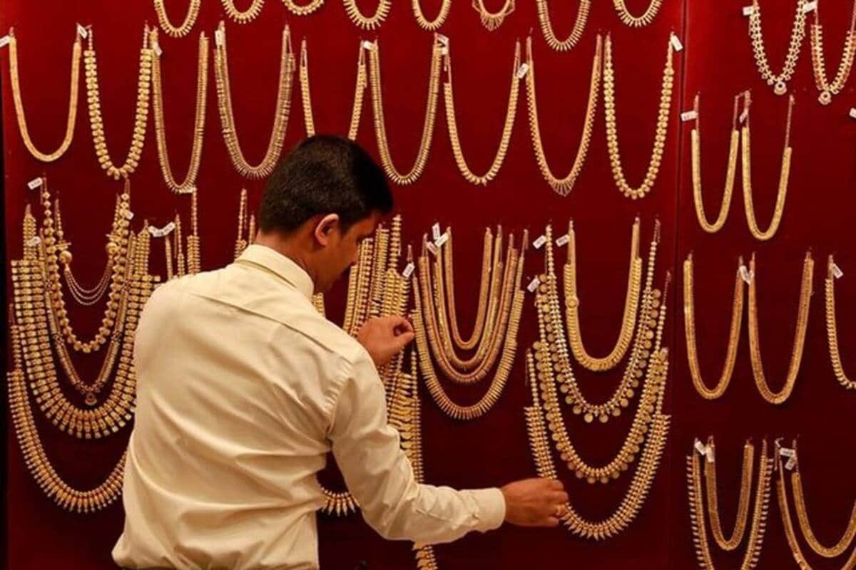 का कमी होत आहेत सोन्या-चांदीचे दर- एचडीएफसी सिक्योरिटीजचे कमोडिटी अनालिस्ट तपन पटेल (HDFC Securities Senior, Analyst (Commodities) Tapan Patel) आणि मोतीलाल ओसवालचे वीपी रिसर्च नवनीत दमानी यांच्या मते कोरोना लशीसंदर्भात समोर आलेल्या बातम्यामुळे सोन्याचांदीच्या दरात घसरण पाहायला मिळाली आहे. या काळात सोन्याबाबत सुरक्षित गुंतवणुकीची मागणी घटली आहे. का कमी होत आहेत सोन्या-चांदीचे दर- एचडीएफसी सिक्योरिटीजचे कमोडिटी अनालिस्ट तपन पटेल (HDFC Securities Senior, Analyst (Commodities) Tapan Patel) आणि मोतीलाल ओसवालचे वीपी रिसर्च नवनीत दमानी यांच्या मते कोरोना लशीसंदर्भात समोर आलेल्या बातम्यामुळे सोन्याचांदीच्या दरात घसरण पाहायला मिळाली आहे. या काळात सोन्याबाबत सुरक्षित गुंतवणुकीची मागणी घटली आहे.