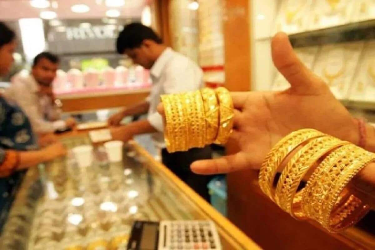 सोन्याचे दर गेल्या चार महिन्यातील निचांकी स्तरावर- आंतरराष्ट्रीय बाजारात सोन्याचे किरकोळ वाढले आहेत. सोन्याचे दर गेल्या चार महिन्यातील निचांकी स्तराच्या जवळपास आहेत. आंतरराष्ट्रीय बाजारात स्पॉट गोल्ड 0.1 टक्क्याने वाढून 1,809.41 डॉलर प्रति औंस झाले आहेत. कमजोर डॉलरमुळे सोन्याला सपोर्ट मिळाला आहे. सोन्याचे दर गेल्या चार महिन्यातील निचांकी स्तरावर- आंतरराष्ट्रीय बाजारात सोन्याचे किरकोळ वाढले आहेत. सोन्याचे दर गेल्या चार महिन्यातील निचांकी स्तराच्या जवळपास आहेत. आंतरराष्ट्रीय बाजारात स्पॉट गोल्ड 0.1 टक्क्याने वाढून 1,809.41 डॉलर प्रति औंस झाले आहेत. कमजोर डॉलरमुळे सोन्याला सपोर्ट मिळाला आहे.