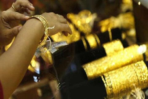 आज आठवड्याच्या सुरुवातीला सोने दरात (Gold price today)  काहीशा वाढीची नोंद झाली आहे. 