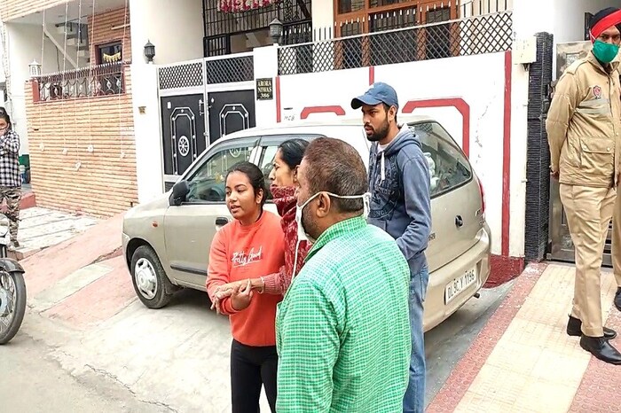 चरणजितसिंग खोखर, पत्नी जसविंदर कौर आणि मुलगी सिमरन कौर अशी मृतांची नावे आहेत. चरणजित सिंह सहकारी संस्थेत सचिव होते. चरणजित सिंग यांचा मोठा मुलगा मनप्रीत सिंग इंग्लंडमध्ये राहतो. (Photo: News18)