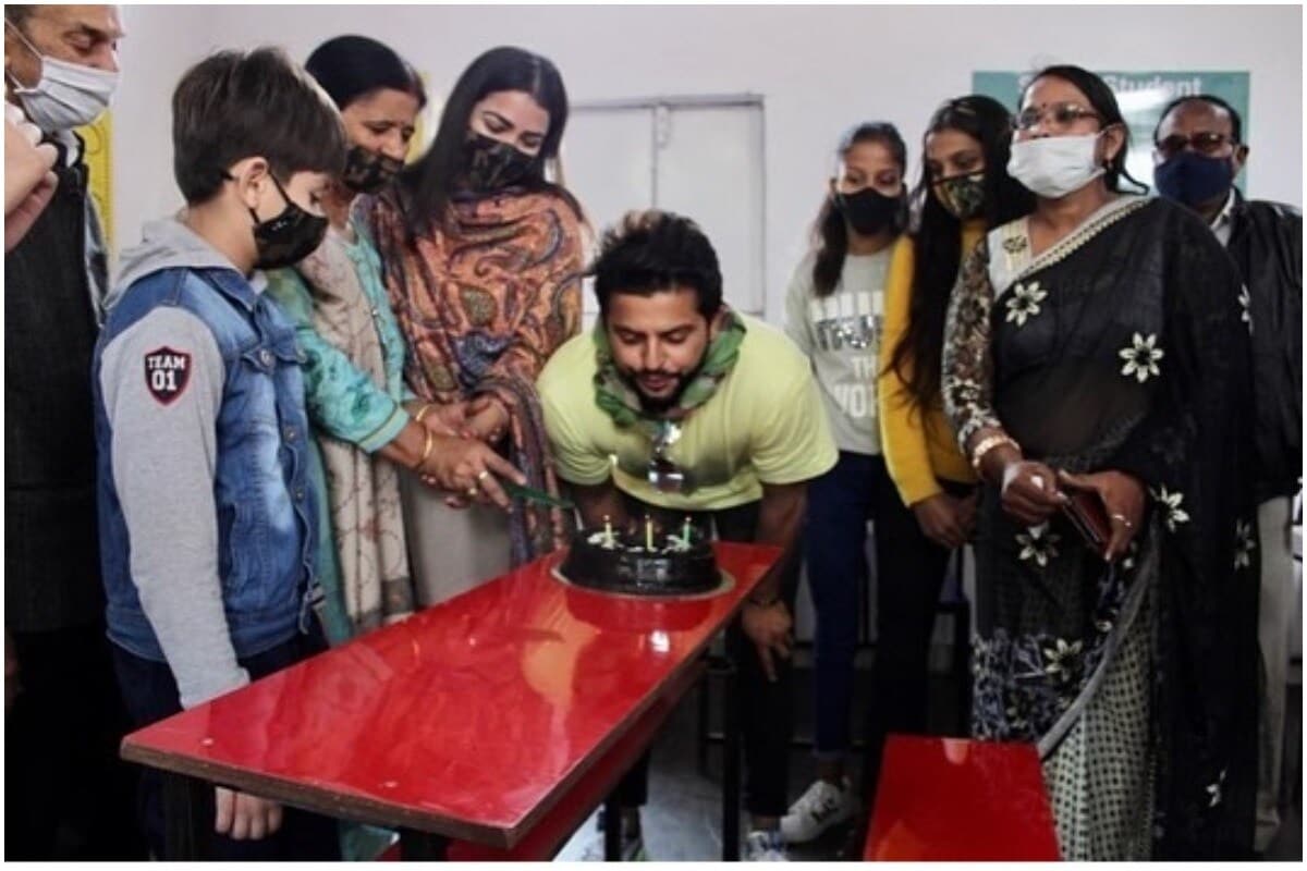 एकीकडे जंगी पार्टी करून वाढदिवस साजरे केले जात असताना या क्रिकेटपटूनं मात्र वाढदिवशी शाळांना पाणी देण्याचा निर्णय घेतला आहे. (Suresh Raina/Instagram) एकीकडे जंगी पार्टी करून वाढदिवस साजरे केले जात असताना या क्रिकेटपटूनं मात्र वाढदिवशी शाळांना पाणी देण्याचा निर्णय घेतला आहे. (Suresh Raina/Instagram)
