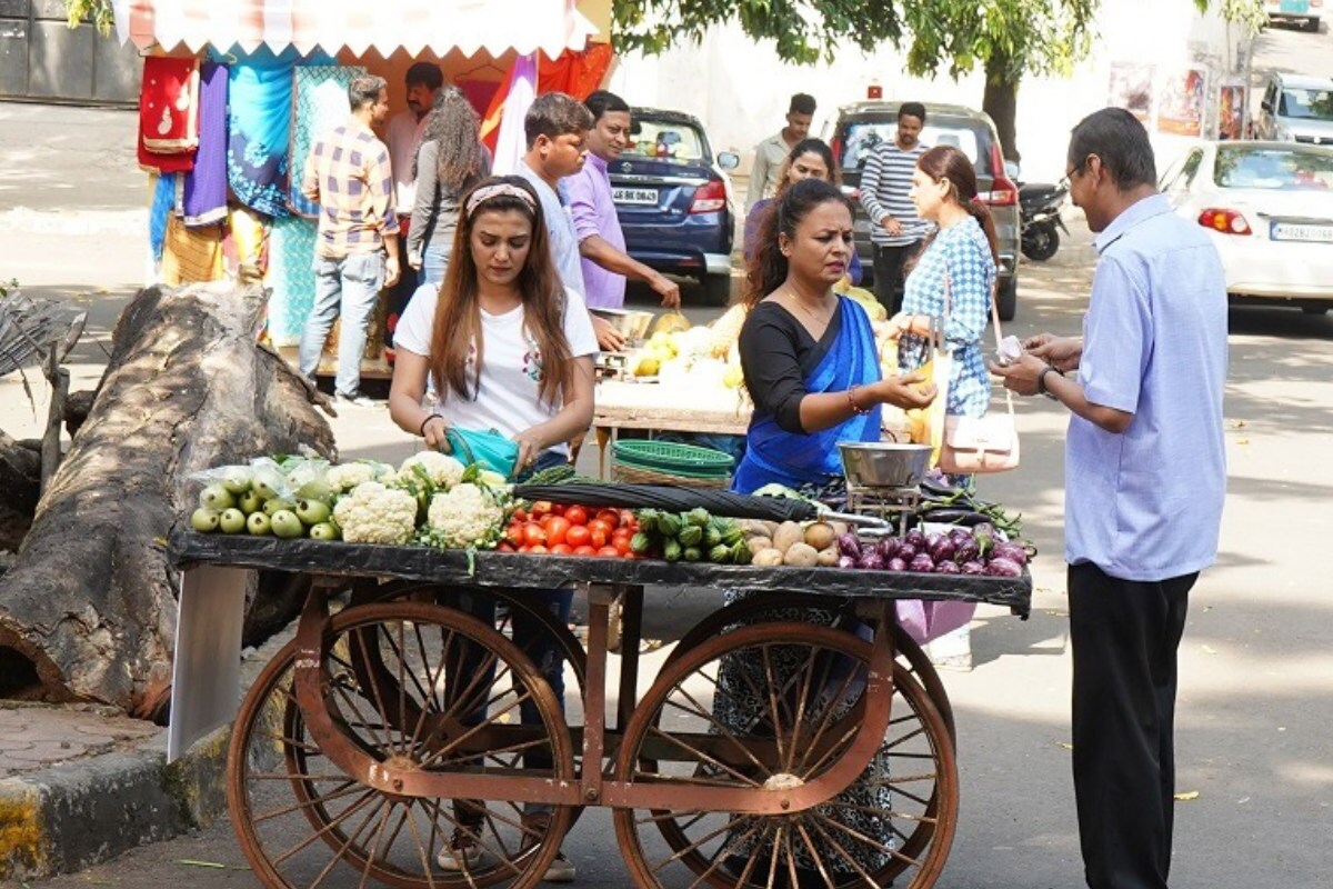 तारक मेहता का उल्टा चश्मा (Taarak Mehta Ka Ooltah Chashmah) या मालिकेत सध्या बरेच ट्विस्ट पाहायला मिळत आहेत. कोरोनामुळे आपल्या आयुष्यात जसे वेगवेगळे बदल झाले तसाच ट्रॅक सध्या तारक मेहतामध्ये दाखवण्यात येत आहे. काही दिवसांपूर्वीच पत्रकार पोपटलालची नोकरी गेल्याचं दाखवण्यात आलं होतं. तरीही पोपटलाल (Popatlal) हिंमत हरला नाही. पोपटलाल आता चक्क भाजी विकताना दिसणार आहे. भाजीची गाडी घेऊन शहरामध्ये भटकताना दिसणार आहे. तारक मेहता का उल्टा चश्मा (Taarak Mehta Ka Ooltah Chashmah) या मालिकेत सध्या बरेच ट्विस्ट पाहायला मिळत आहेत. कोरोनामुळे आपल्या आयुष्यात जसे वेगवेगळे बदल झाले तसाच ट्रॅक सध्या तारक मेहतामध्ये दाखवण्यात येत आहे. काही दिवसांपूर्वीच पत्रकार पोपटलालची नोकरी गेल्याचं दाखवण्यात आलं होतं. तरीही पोपटलाल (Popatlal) हिंमत हरला नाही. पोपटलाल आता चक्क भाजी विकताना दिसणार आहे. भाजीची गाडी घेऊन शहरामध्ये भटकताना दिसणार आहे.