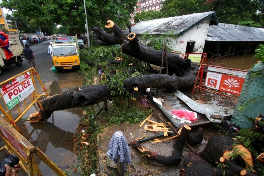 असा विश्वास आहे की या चक्रीवादळामुळे पुद्दुचेरीमध्ये दरडही कोसळण्याची शक्यता आहे. त्याच वेळी, तामिळनाडू राज्य आपत्ती व्यवस्थापन प्राधिकरणाने तिरुवन्नमलाई, कुडलोर, कल्लाकुरीची आणि विल्लुपुरममध्ये मुसळधार पावसासाठी अलर्ट जारी केला आहे. त्याशिवाय चेंगलपट्टूसह 19 जिल्ह्यात मध्यम ते जोरदार वादळासह मुसळधार पाऊस पडण्याची शक्यता आहे. (फोटो: AP) असा विश्वास आहे की या चक्रीवादळामुळे पुद्दुचेरीमध्ये दरडही कोसळण्याची शक्यता आहे. त्याच वेळी, तामिळनाडू राज्य आपत्ती व्यवस्थापन प्राधिकरणाने तिरुवन्नमलाई, कुडलोर, कल्लाकुरीची आणि विल्लुपुरममध्ये मुसळधार पावसासाठी अलर्ट जारी केला आहे. त्याशिवाय चेंगलपट्टूसह 19 जिल्ह्यात मध्यम ते जोरदार वादळासह मुसळधार पाऊस पडण्याची शक्यता आहे. (फोटो: AP)