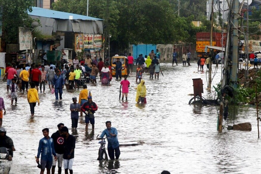 पुद्दुचेरीचे सीएम नारायणस्वामी यांनी पिकं, लोकांची घरं आणि जुन्या इमारतींचे नुकसान होण्याची भीती व्यक्त केली आहे. पुद्दुचेरीमध्ये कार्यक्रमांना बंदी घालण्यात आली आहे. तर दुधाची दुकाने, पेट्रोल पंप, रुग्णालये, औषधांची दुकाने व शासकीय कार्यालये वगळता सर्व अनावश्यक ठिकाणे बंद करण्यात आली आहेत. (फोटो: AP) पुद्दुचेरीचे सीएम नारायणस्वामी यांनी पिकं, लोकांची घरं आणि जुन्या इमारतींचे नुकसान होण्याची भीती व्यक्त केली आहे. पुद्दुचेरीमध्ये कार्यक्रमांना बंदी घालण्यात आली आहे. तर दुधाची दुकाने, पेट्रोल पंप, रुग्णालये, औषधांची दुकाने व शासकीय कार्यालये वगळता सर्व अनावश्यक ठिकाणे बंद करण्यात आली आहेत. (फोटो: AP)