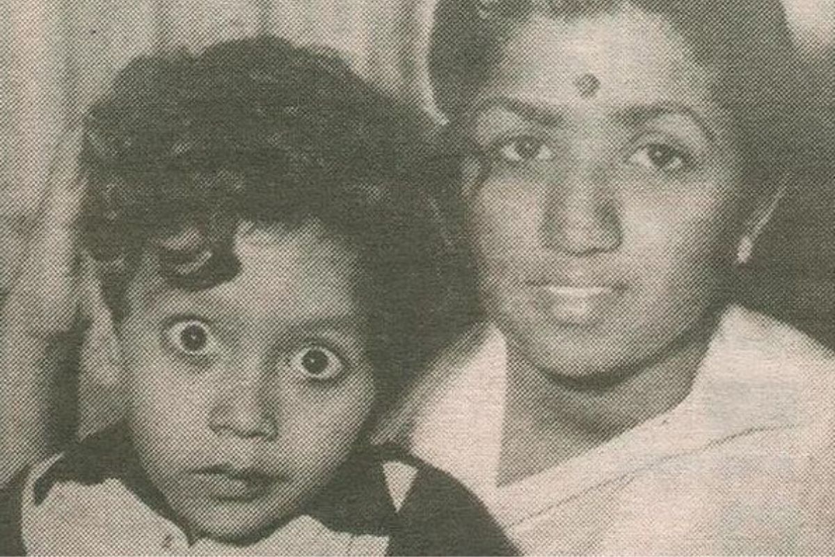 कोलकात्यात जन्मलेल्या बप्पी लहिरी यांचे मुळ नाव आलोकेश लहरी असे होते. लहानपणापासूनच त्यांना संगीताची आवड होती. आंतरराष्ट्रीय स्तरावर त्यांना ओळख बनवायची होती. त्यांचे वडिल अपरेश लहिरी हे प्रसिद्ध बंगाली गायक होते. त्यांची आई बासुरी लहिरी देखील संगीतकार होत्या (फोटो- बप्पी लहिरी/इन्स्टाग्राम- फोटोमध्ये बप्पी लहिरींबरोबर लता मंगेशकर आहेत) कोलकात्यात जन्मलेल्या बप्पी लहिरी यांचे मुळ नाव आलोकेश लहरी असे होते. लहानपणापासूनच त्यांना संगीताची आवड होती. आंतरराष्ट्रीय स्तरावर त्यांना ओळख बनवायची होती. त्यांचे वडिल अपरेश लहिरी हे प्रसिद्ध बंगाली गायक होते. त्यांची आई बासुरी लहिरी देखील संगीतकार होत्या (फोटो- बप्पी लहिरी/इन्स्टाग्राम- फोटोमध्ये बप्पी लहिरींबरोबर लता मंगेशकर आहेत)