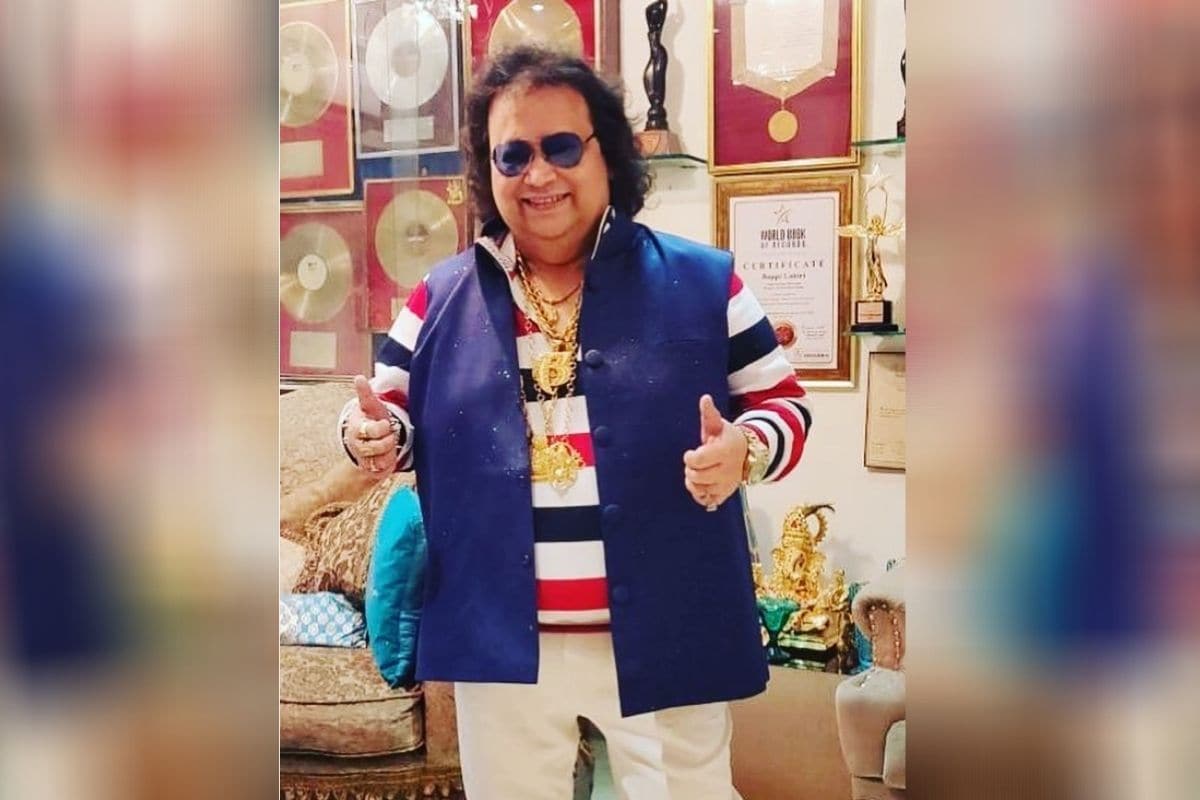 बप्पी लहिरी अनोख्या गायनशैलीसाठी ओळखले जातात. एका मुलाखतीत त्यांनी असे सांगितले होते की, एवढे सोन्याचे दागिने घालण्याची प्रेरणा गायक एलविस प्रेस्ले यांच्याकडून मिळाली होती. सुरुवातीला ते केवळ सोन्याची चेन आणि ब्रेसलेट घालत होते. परंतु त्यानंतर अन्य दागिन्यांची आवड निर्माण झाल्याने त्यांनी दागिने घालण्यास सुरुवात केली. त्यांना पहिली चेन त्यांच्या आईने भेट दिली होती तर दुसरी पत्नीने भेट दिली होती. (फोटो सौजन्य- बप्पी लहिरी/इन्स्टाग्राम) बप्पी लहिरी अनोख्या गायनशैलीसाठी ओळखले जातात. एका मुलाखतीत त्यांनी असे सांगितले होते की, एवढे सोन्याचे दागिने घालण्याची प्रेरणा गायक एलविस प्रेस्ले यांच्याकडून मिळाली होती. सुरुवातीला ते केवळ सोन्याची चेन आणि ब्रेसलेट घालत होते. परंतु त्यानंतर अन्य दागिन्यांची आवड निर्माण झाल्याने त्यांनी दागिने घालण्यास सुरुवात केली. त्यांना पहिली चेन त्यांच्या आईने भेट दिली होती तर दुसरी पत्नीने भेट दिली होती. (फोटो सौजन्य- बप्पी लहिरी/इन्स्टाग्राम)