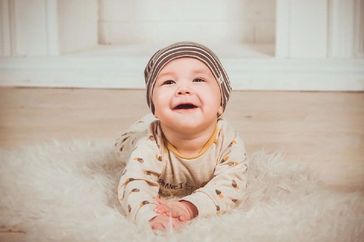 डिझायनर बेबी हे ते बाळ असतं ज्याच्या गुणसूत्रांमध्ये (Genes) बदल केलेला असतो. जेव्हा आजाराशी जोडलेले जीन्स बदलण्याची गरज पडते तेव्हा हे बदल केले जातात.हा बदल Zygote मध्ये केला जातो किंवा बाळाचे जीन्सच बदलले जातात. याप्रकारे बाळाचा चेहरा, गुण, शरीर यामध्ये बदल केले जाऊ शकतात. अशा कॉस्मॉटिक पद्धतीने जन्म दिलेल्या बाळाला डिझायनर बेबी म्हणतात. आताच्या काळात याची मागणी अधिकाधिक वाढत आहे. डिझायनर बेबी हे ते बाळ असतं ज्याच्या गुणसूत्रांमध्ये (Genes) बदल केलेला असतो. जेव्हा आजाराशी जोडलेले जीन्स बदलण्याची गरज पडते तेव्हा हे बदल केले जातात.हा बदल Zygote मध्ये केला जातो किंवा बाळाचे जीन्सच बदलले जातात. याप्रकारे बाळाचा चेहरा, गुण, शरीर यामध्ये बदल केले जाऊ शकतात. अशा कॉस्मॉटिक पद्धतीने जन्म दिलेल्या बाळाला डिझायनर बेबी म्हणतात. आताच्या काळात याची मागणी अधिकाधिक वाढत आहे.