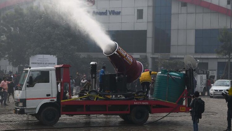 जर्मन वॉटर कॅनन एकावेळी सर्व दिशांना जवळपास 10,000 लीटर पाण्याचा मारा करू शकते. त्याचबरोबर एका गाडीत एकाचवेळी तीन कॅनन लावता येऊ शकतात. लांब उभे राहून जॉयस्टिकच्या मदतीने कर्मचारी हे चालू करतो जेणेकरून त्याला धोका निर्माण होऊ नये. यामधून सेकंदाला 20 लिटर पाणी निघत असल्याने हे किती घातक आहे याचा अंदाज तुम्ही लावू शकता. सांकेतिक फोटो (CNN) जर्मन वॉटर कॅनन एकावेळी सर्व दिशांना जवळपास 10,000 लीटर पाण्याचा मारा करू शकते. त्याचबरोबर एका गाडीत एकाचवेळी तीन कॅनन लावता येऊ शकतात. लांब उभे राहून जॉयस्टिकच्या मदतीने कर्मचारी हे चालू करतो जेणेकरून त्याला धोका निर्माण होऊ नये. यामधून सेकंदाला 20 लिटर पाणी निघत असल्याने हे किती घातक आहे याचा अंदाज तुम्ही लावू शकता. सांकेतिक फोटो (CNN)