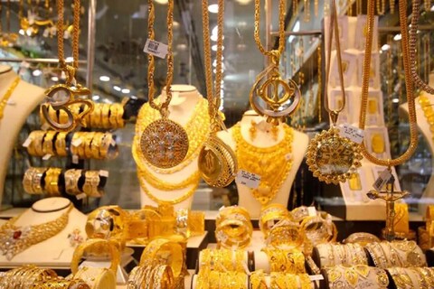 Gold Price Today: आंतरराष्ट्रीय स्तरावर किंमत कमी झाल्यामुळे देशांतर्गत बाजारातही सोन्याच्या किंमतीवर तणाव आहे. ऑगस्टमध्ये सोन्याचे दर 56200 रुपये प्रति तोळा या सर्वोच्च स्तरावर पोहोचले होते. त्यानंत आज दर 48273 प्रति  तोळा झाले आहेत. अर्थात आतापर्यंत सोन्याच्या किंमतीत 7927 रुपयांची घसरण पाहायला मिळाली आहे.