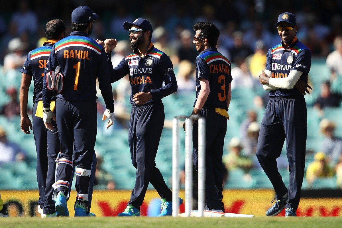 ऑस्ट्रेलियाविरुद्धच्या दुसऱ्या वनडेमध्येही टीम इंडिया (India vs Australia) च्या बॉलरनी खराब कामगिरी केली आहे. ऑस्ट्रेलियाने या मॅचमध्ये 50 ओव्हर खेळून 389-4 एवढा मोठा स्कोअर केला आहे. ऑस्ट्रेलियाच्या सुरुवातीच्या पाचही बॅट्समननी अर्धशतकाच्यावर खेळी केल्या. वॉर्नर आणि फिंच यांच्या ओपनिंग जोडीने ऑस्ट्रेलियाला 142 रनची दणदणीत सुरुवात करून दिली. (PHOTO-BCCI) ऑस्ट्रेलियाविरुद्धच्या दुसऱ्या वनडेमध्येही टीम इंडिया (India vs Australia) च्या बॉलरनी खराब कामगिरी केली आहे. ऑस्ट्रेलियाने या मॅचमध्ये 50 ओव्हर खेळून 389-4 एवढा मोठा स्कोअर केला आहे. ऑस्ट्रेलियाच्या सुरुवातीच्या पाचही बॅट्समननी अर्धशतकाच्यावर खेळी केल्या. वॉर्नर आणि फिंच यांच्या ओपनिंग जोडीने ऑस्ट्रेलियाला 142 रनची दणदणीत सुरुवात करून दिली. (PHOTO-BCCI)