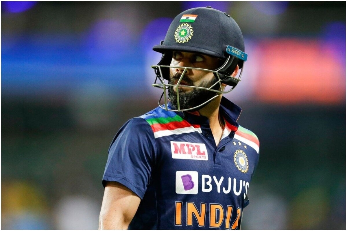 ऑस्ट्रेलियाविरुद्धच्या दुसऱ्या वनडेमध्ये टीम इंडिया (India vs Australia) चा कर्णधार विराट कोहली (Virat Kohli) याने नवा रेकॉर्ड केला आहे. टॉससाठी बाहेर येताच विराट 250 वी वनडे खेळाणारा खेळाडू ठरला. या मॅचमध्ये विराटने टीममध्ये कोणताही बदल केलेला नाही. (Virat Kohli/AP) ऑस्ट्रेलियाविरुद्धच्या दुसऱ्या वनडेमध्ये टीम इंडिया (India vs Australia) चा कर्णधार विराट कोहली (Virat Kohli) याने नवा रेकॉर्ड केला आहे. टॉससाठी बाहेर येताच विराट 250 वी वनडे खेळाणारा खेळाडू ठरला. या मॅचमध्ये विराटने टीममध्ये कोणताही बदल केलेला नाही. (Virat Kohli/AP)