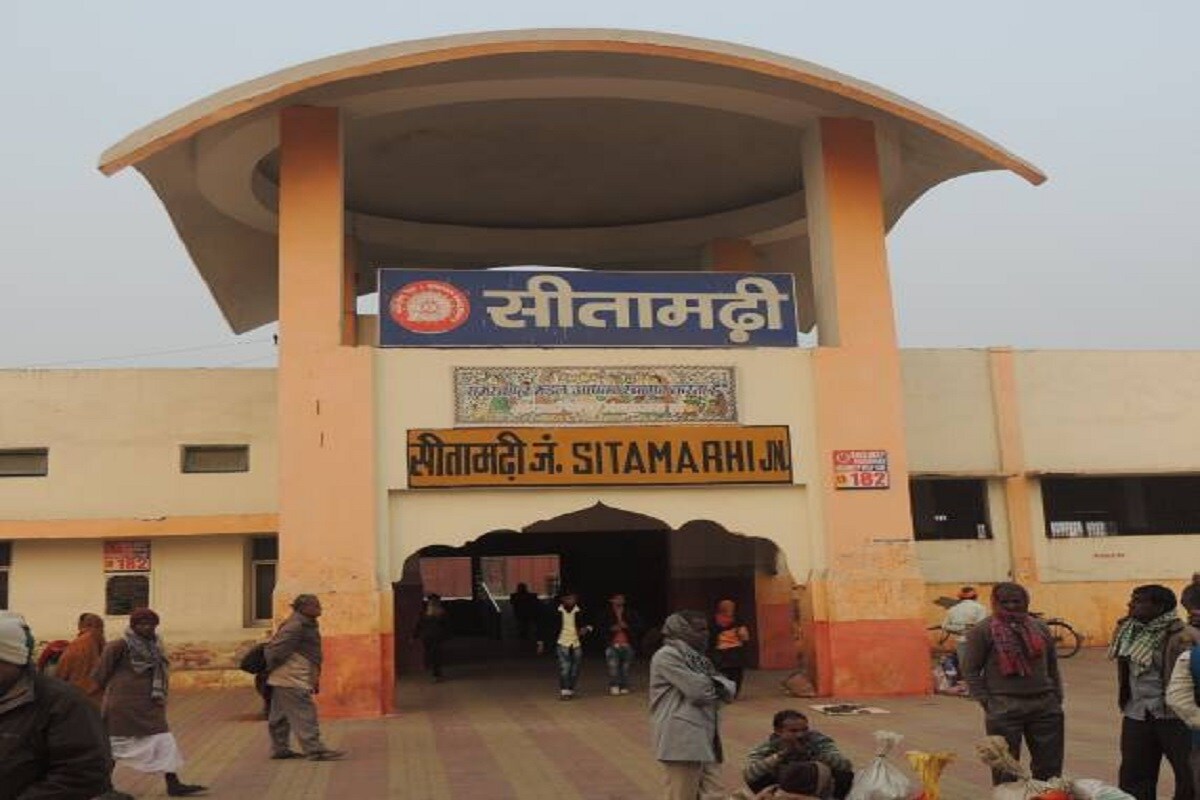 बिहारच्या सीतामढी येथील मलहा धाप टोला गावातील मनुषमारा नदीवर अद्यापही पूल नाही. येथील लोकांसाठी पूल नसणं हा मोठा शाप आहे. या गावतल्या लोकांना दरवर्षी पावसात, पूरात मोठ्या समस्यांचा सामना करावा लागतो. लोकांचे प्रश्न सोडवण्यासाठी, त्यांच्या समस्या सोडवण्यासाठी येथे कोणीही नाही. स्थानिक प्रतिनिधींकडेही मदतीची मागणी केली, परंतु कोणीही ऐकत नसल्याचं, धाप टोला येथील ग्रामस्थांनी सांगितलं. बिहारच्या सीतामढी येथील मलहा धाप टोला गावातील मनुषमारा नदीवर अद्यापही पूल नाही. येथील लोकांसाठी पूल नसणं हा मोठा शाप आहे. या गावतल्या लोकांना दरवर्षी पावसात, पूरात मोठ्या समस्यांचा सामना करावा लागतो. लोकांचे प्रश्न सोडवण्यासाठी, त्यांच्या समस्या सोडवण्यासाठी येथे कोणीही नाही. स्थानिक प्रतिनिधींकडेही मदतीची मागणी केली, परंतु कोणीही ऐकत नसल्याचं, धाप टोला येथील ग्रामस्थांनी सांगितलं.