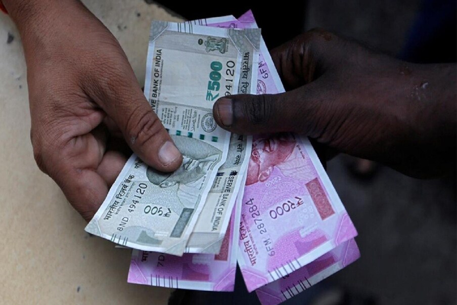 ऑनलाईन प्रदूषण तपासणीत वाहनाच्या मालकाचा मोबाईल नंबर डेटाबेसमध्ये एंटर केला जाईल. त्यानंतर वाहनाच्या मालकाला एक ओटीपी पाठवला जाईल. ओटीपी एंटर केल्यानंतर प्रदूषण तपासणी फॉर्म ओपन होईल. यात प्रदूषणाची पातळी ठरलेल्या मानकाहून अधिक उत्सर्जित झाल्यास, कंप्यूटरद्वारे रिजेक्टची रिसीट येईल. अशाप्रकारच्या प्रोसेसमुळे प्रदूषण तपासणी केंद्रात कोणतीही हेराफेरी होऊ शकत नाही. 