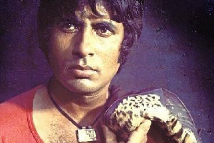 रणवीर - 2005 साली अमिताभ आणि अभिषेक बच्चन पहिल्यांदा रणवीर या चित्रपटात दिसणार होते पण ते शक्य झाले नाही. दोघंही रणवीरमध्ये नसून बंटी और बबली या चित्रपटात एकत्र दिसले. रणवीर हा चित्रपट चित्रित होऊ शकला नाही. हा चित्रपट अमिताभ यांच्या होम प्रॉडक्शननं बनवला होता पण असं काहीतरी घडलं की हा सिनेमा सुरू होण्यापूर्वी थांबला. (फोटो सौजन्य - Instagram @amitabhbachchan)