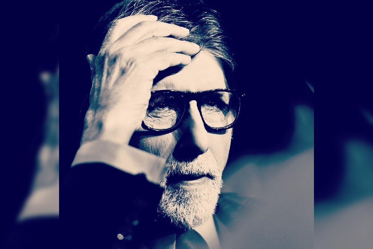 आलिशान - 1988 मध्ये अमिताभ बच्चन आलिशान या चित्रपटाचे शूटिंग करत होते. हा चित्रपट अमिताभ बच्चनचा मित्र टिनू आनंद यांनी बनवला होता. डिंपल कापडिया अमिताभ बच्चन यांच्यासोबत या चित्रपटात दिसणार होती. मात्र चित्रपटाच्या शूटिंगच्या काही दिवसानंतर तोदेखील बंद करण्यात आला. (फोटो सौजन्य - Instagram @amitabhbachchan) आलिशान - 1988 मध्ये अमिताभ बच्चन आलिशान या चित्रपटाचे शूटिंग करत होते. हा चित्रपट अमिताभ बच्चनचा मित्र टिनू आनंद यांनी बनवला होता. डिंपल कापडिया अमिताभ बच्चन यांच्यासोबत या चित्रपटात दिसणार होती. मात्र चित्रपटाच्या शूटिंगच्या काही दिवसानंतर तोदेखील बंद करण्यात आला. (फोटो सौजन्य - Instagram @amitabhbachchan)