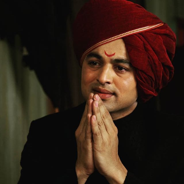 चित्रपटांबद्दल बोलायचं झालं तर सुबोध भावेने साकारलेले बायोपिक विशेष गाजले. लोकमान्य – एक युग पुरुष, बालगंधर्व या सिनेमांमध्ये त्याच्या कामाचं खूप कौतुक झालं. बालगंधर्वांची भूमिका मोठ्या पडद्यावर साकारणं अतिशय आव्हानात्मक होतं. पण सुबोधने आपल्या अभिनयाच्या जोरावर हे आव्हान सहज पेललं. चित्रपटांबद्दल बोलायचं झालं तर सुबोध भावेने साकारलेले बायोपिक विशेष गाजले. लोकमान्य – एक युग पुरुष, बालगंधर्व या सिनेमांमध्ये त्याच्या कामाचं खूप कौतुक झालं. बालगंधर्वांची भूमिका मोठ्या पडद्यावर साकारणं अतिशय आव्हानात्मक होतं. पण सुबोधने आपल्या अभिनयाच्या जोरावर हे आव्हान सहज पेललं.