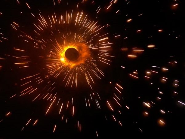 2.5 पीएम या घनतेचे कण आपल्या केसांपेक्षा 30 पटीने लहान असतात. त्यामुळे ते आपल्या शरीरात आणि रक्त प्रवाहात जमा होतात. याने आपल्याला अनेक आजार उद्भवतात. सगळ्यात गंभीर म्हणजे याने मृत्यूही होई शकतो. त्यामुळे पण यात फुलबाजा कमी प्रदूषण करते. 2.5 पीएम या घनतेचे कण आपल्या केसांपेक्षा 30 पटीने लहान असतात. त्यामुळे ते आपल्या शरीरात आणि रक्त प्रवाहात जमा होतात. याने आपल्याला अनेक आजार उद्भवतात. सगळ्यात गंभीर म्हणजे याने मृत्यूही होई शकतो. त्यामुळे पण यात फुलबाजा कमी प्रदूषण करते.