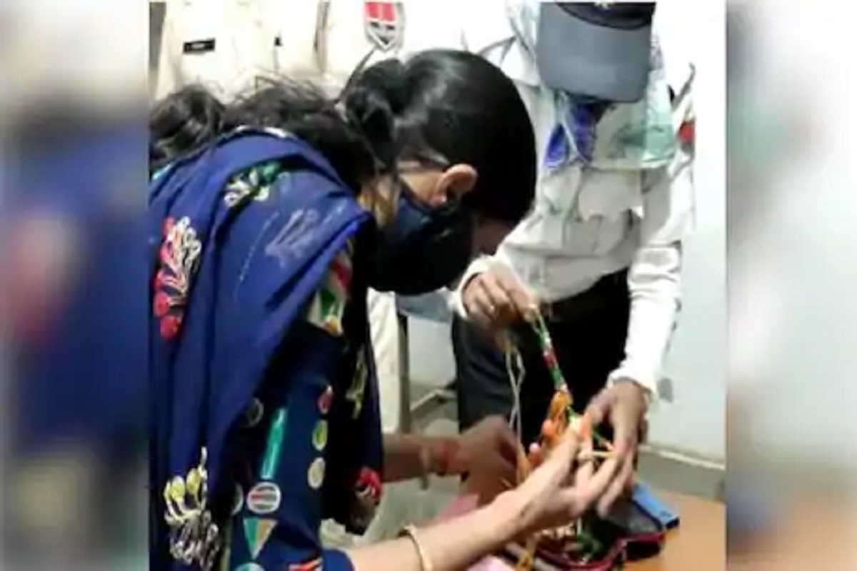 इमानदार ड्रायव्हर! चालकानं परत दिले टॅक्सीत राहिलेले 8 लाखांचे दागिने