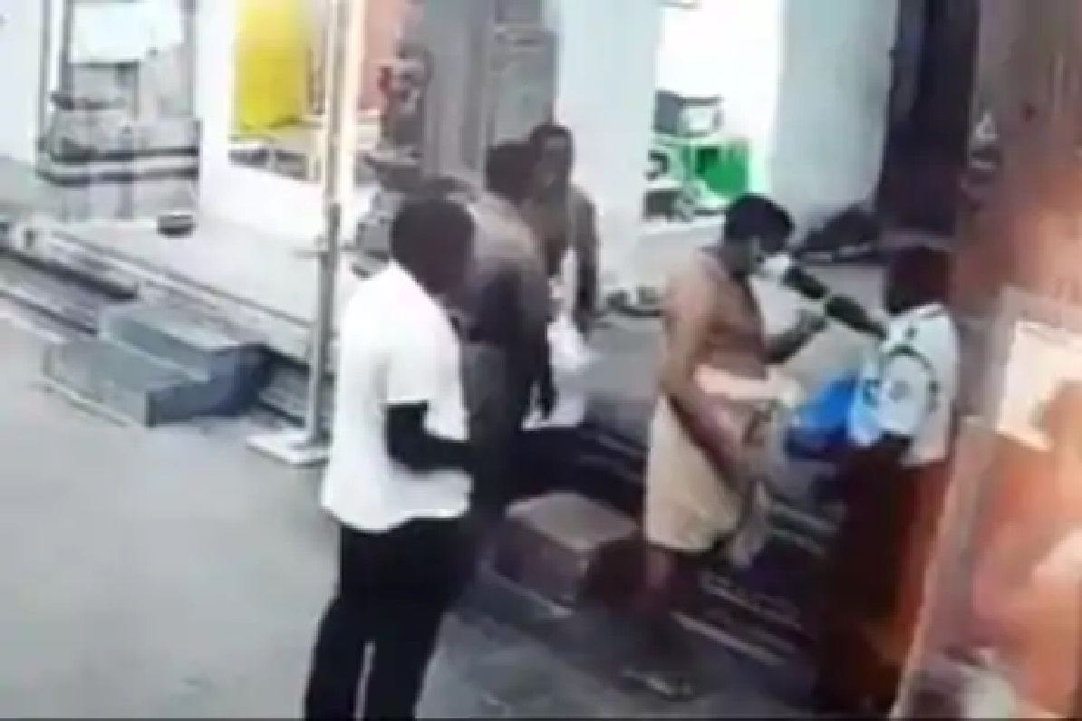 VIDEO : मंदिराची चावी देण्यास नकार, दलित सिक्युरिटी गार्डला पुजाऱ्याकडून बेदम मारहाण