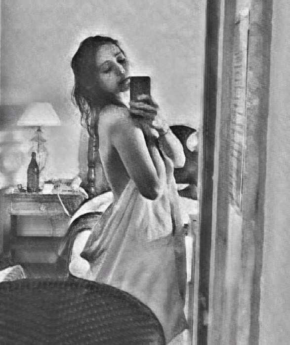 हा फोटो आहे की स्केच अशी कमेंट ॲथलिट आणि फिटनेस गुरु रितेश शैवाल संभ्रमात चाहते आहेत. हा फोटो शेअर करताना तिनं लवकरच हा फोटो डिलीट करेन असं म्हटलं आहे. मात्र चाहत्यांना हा फोटो इतका आवडला आहे की त्यांनी कृपया हा फोटो डिलीट करू नका, अशी विनंती केली आहे. (फोटो सौजन्य - इन्स्टाग्राम)