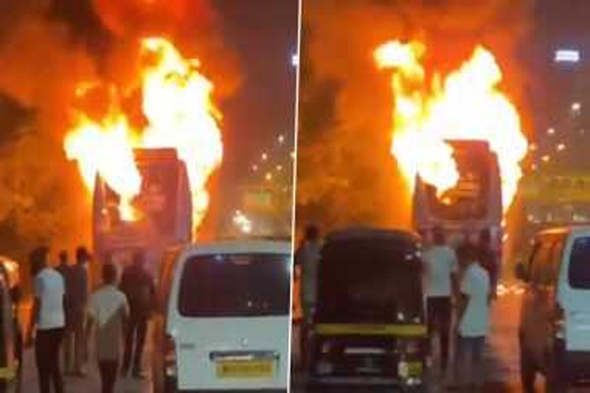 VIDEO: मुंबईत 'बर्निंग बस'चा थरार, चालकानं वेळीच प्रसंगावधान दाखवलं नसतं तर...