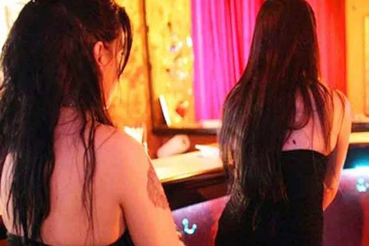 नोकरीचं आमिष दाखवून भाजी विक्रेत्यानं 2 मुलींना ढकललं वेश्या व्यवसायाच्या दलदलीत