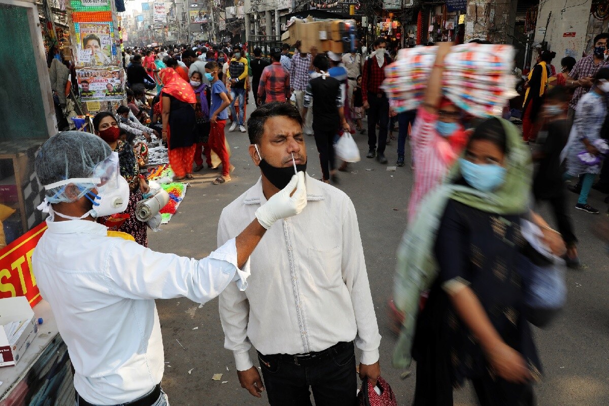 पुणे शहरात (Pune City) गेल्या काही दिवसांपासून कोरोना बाधितांची संख्या कमी होताना दिसत आहे. यामुळे पुणेकरांना एक दिलासा मिळाला आहे. मात्र, त्याच दरम्यान पुणे जिल्ह्याच्या ग्रामीण भागात (Pune rural area) कोरोनाने (Coronavirus spike) अक्षरश: थैमान घातलं आहे. पुणे शहरात (Pune City) गेल्या काही दिवसांपासून कोरोना बाधितांची संख्या कमी होताना दिसत आहे. यामुळे पुणेकरांना एक दिलासा मिळाला आहे. मात्र, त्याच दरम्यान पुणे जिल्ह्याच्या ग्रामीण भागात (Pune rural area) कोरोनाने (Coronavirus spike) अक्षरश: थैमान घातलं आहे.