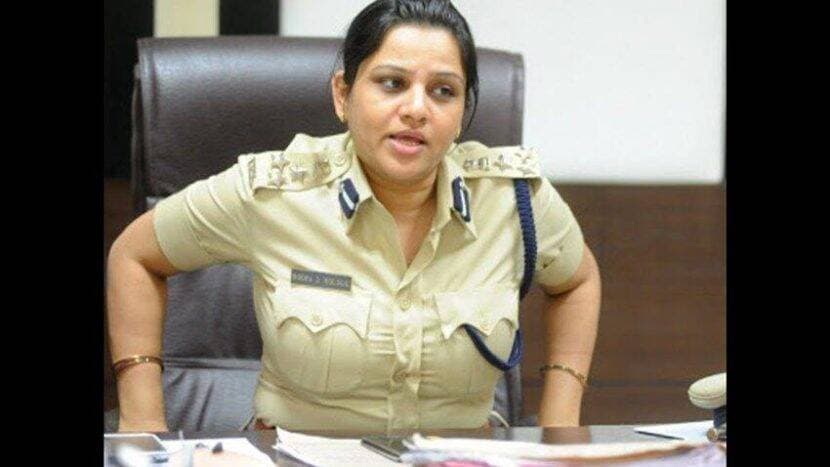 त्यांच्या या वक्तव्यानंतर सोशल मीडियावर त्यांना ट्रोल केलं जात आहे. अनेकजण #ShameOnIPSRoopa हॅशटॅग करीत आहेत त्यांच्या या वक्तव्यानंतर सोशल मीडियावर त्यांना ट्रोल केलं जात आहे. अनेकजण #ShameOnIPSRoopa हॅशटॅग करीत आहेत