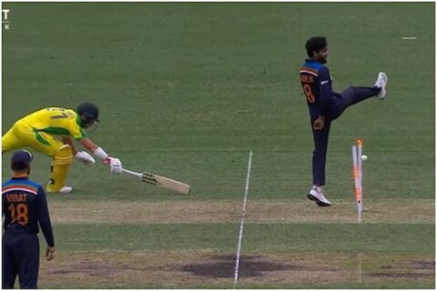डेव्हिड वॉर्नर (David Warner) भारतासाठी धोकादायक ठरेल असं वाटत असतानाच श्रेयस अय्यर (Shreyas Iyer) ने भन्नाट थ्रो करून वॉर्नरला पॅव्हेलियनमध्ये पाठवलं.