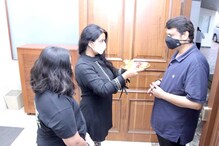 'कोरोना'चा पराभव करून घरी आलेल्या देवेंद्र फडणवीसांचं असं झालं स्वागत! PHOTO 'कोरोना'चा पराभव करून घरी आलेल्या देवेंद्र फडणवीसांचं असं झालं स्वागत! PHOTO