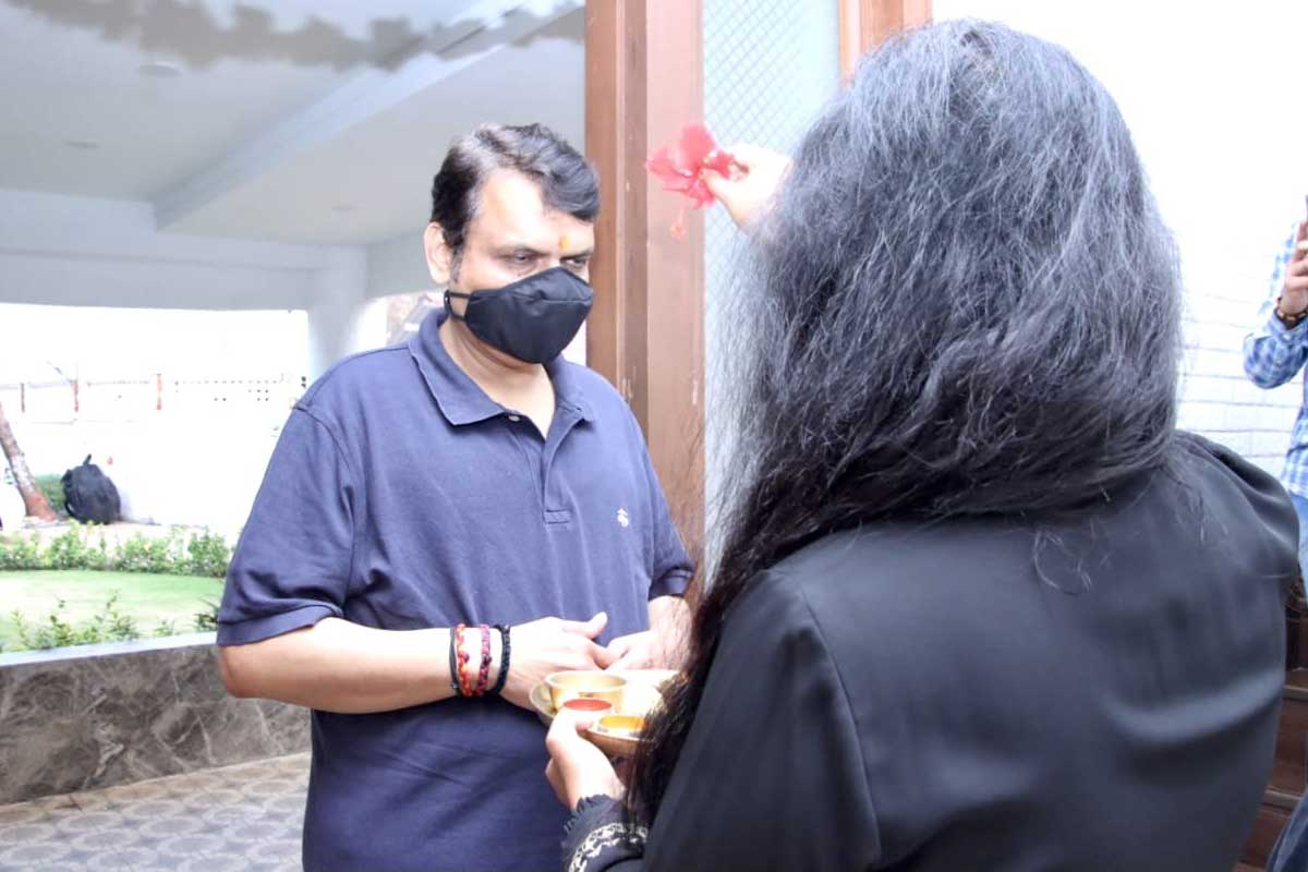 कोरोनाचा पराभव करून घरी आलेल्या देवेंद्र फडणवीस यांचं पारंपरिक पद्धतीनं स्वागत करण्यात आलं. अमृता फडणवीस यांनी देवेंद्र फडणवीस यांचं औक्षण केलं. कोरोनाचा पराभव करून घरी आलेल्या देवेंद्र फडणवीस यांचं पारंपरिक पद्धतीनं स्वागत करण्यात आलं. अमृता फडणवीस यांनी देवेंद्र फडणवीस यांचं औक्षण केलं.