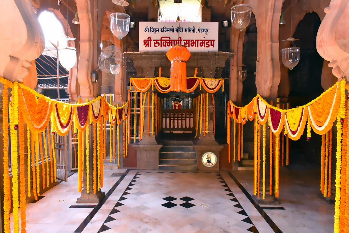 कोरोना काळातल्या संचारबंदीमुळे विठ्ठल मंदिराचा सभामंडप ऐन कार्तिकी यात्रेच्या दिवशी एवढा सुना सुना दिसतो आहे. कोरोना काळातल्या संचारबंदीमुळे विठ्ठल मंदिराचा सभामंडप ऐन कार्तिकी यात्रेच्या दिवशी एवढा सुना सुना दिसतो आहे.