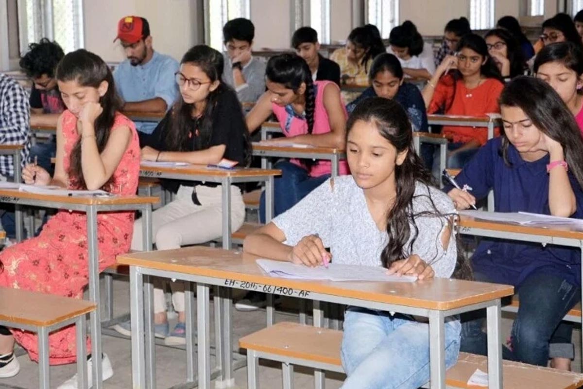 मोठी बातमी : 10 वी आणि 12 वीची परीक्षा ऑनलाईन की ऑफलाईन होणार? बोर्डाने घेतला निर्णय