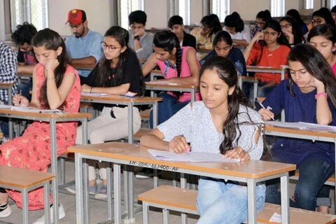 कोरोनाच्या पार्श्वभूमीवर दहावी, बारावीच्या परीक्षांच्या तयारीचा आढावा शिक्षण विभागाने घेतला आहे. 