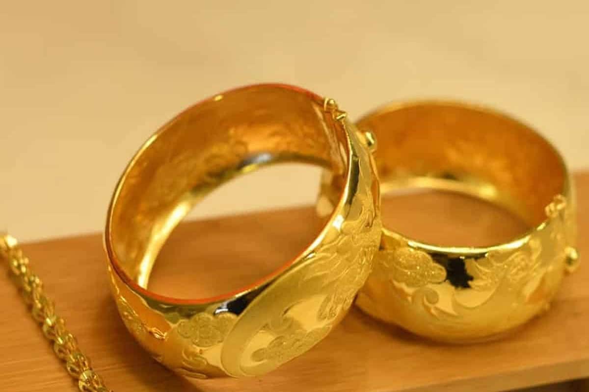 आनंदाची बातमी! धनत्रयोदशीआधी स्वस्त झाले सोने, 50 हजारांपेक्षाही कमी होणार दर