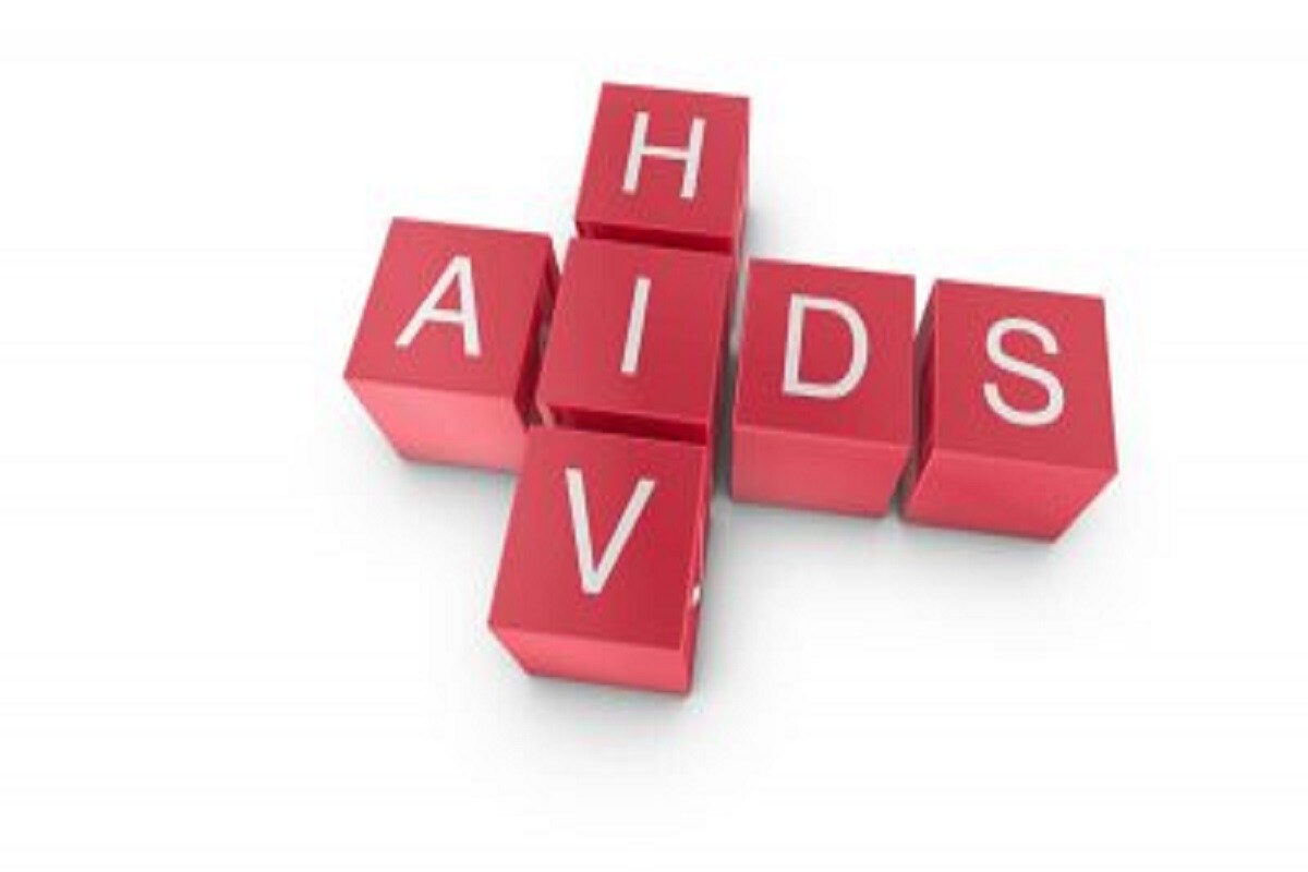 असुरक्षित सेक्स, रक्त यामुळे एचआयव्हीचा (HIV) धोका असतो. प्रेग्नंट महिलेमार्फत तिच्या बाळालाही एचआयव्ही होऊ शकतो. कित्येक वर्षे त्याची लक्षणं दिसत नाहीत. मात्र जर तुम्ही ब्लड टेस्ट करत राहिलात तर एचआयव्हीचं निदान होऊ शकतं. शक्यतो एचआयव्ही होऊ नये यासाठी आवश्यक ती काळजी घ्या. असुरक्षित सेक्स, रक्त यामुळे एचआयव्हीचा (HIV) धोका असतो. प्रेग्नंट महिलेमार्फत तिच्या बाळालाही एचआयव्ही होऊ शकतो. कित्येक वर्षे त्याची लक्षणं दिसत नाहीत. मात्र जर तुम्ही ब्लड टेस्ट करत राहिलात तर एचआयव्हीचं निदान होऊ शकतं. शक्यतो एचआयव्ही होऊ नये यासाठी आवश्यक ती काळजी घ्या.
