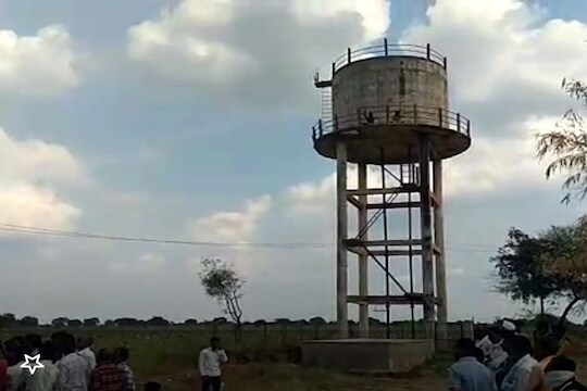 3 सख्ख्या भावंडावर काळाचा घाला, टाकीवर चढून नातेवाईकांच शोले स्टाईल आंदोलन