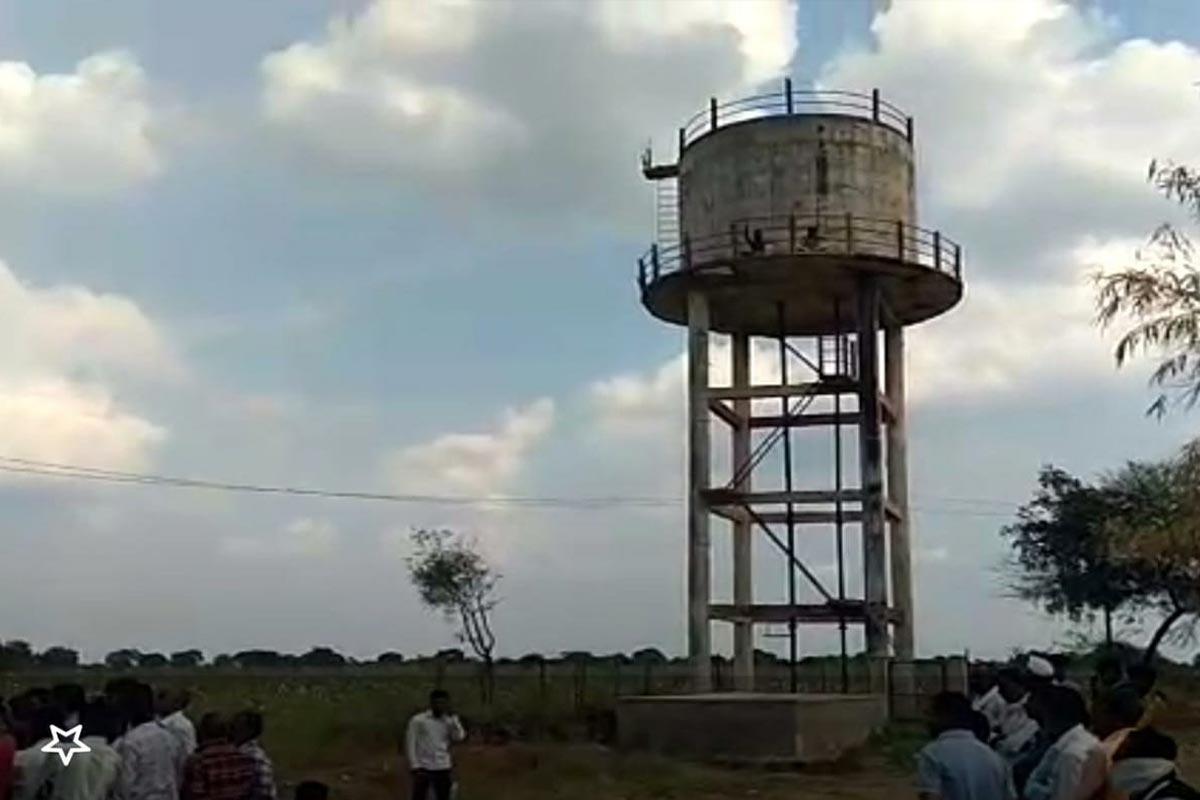 3 सख्ख्या भावंडावर काळाचा घाला, टाकीवर चढून नातेवाईकांच शोले स्टाईल आंदोलन