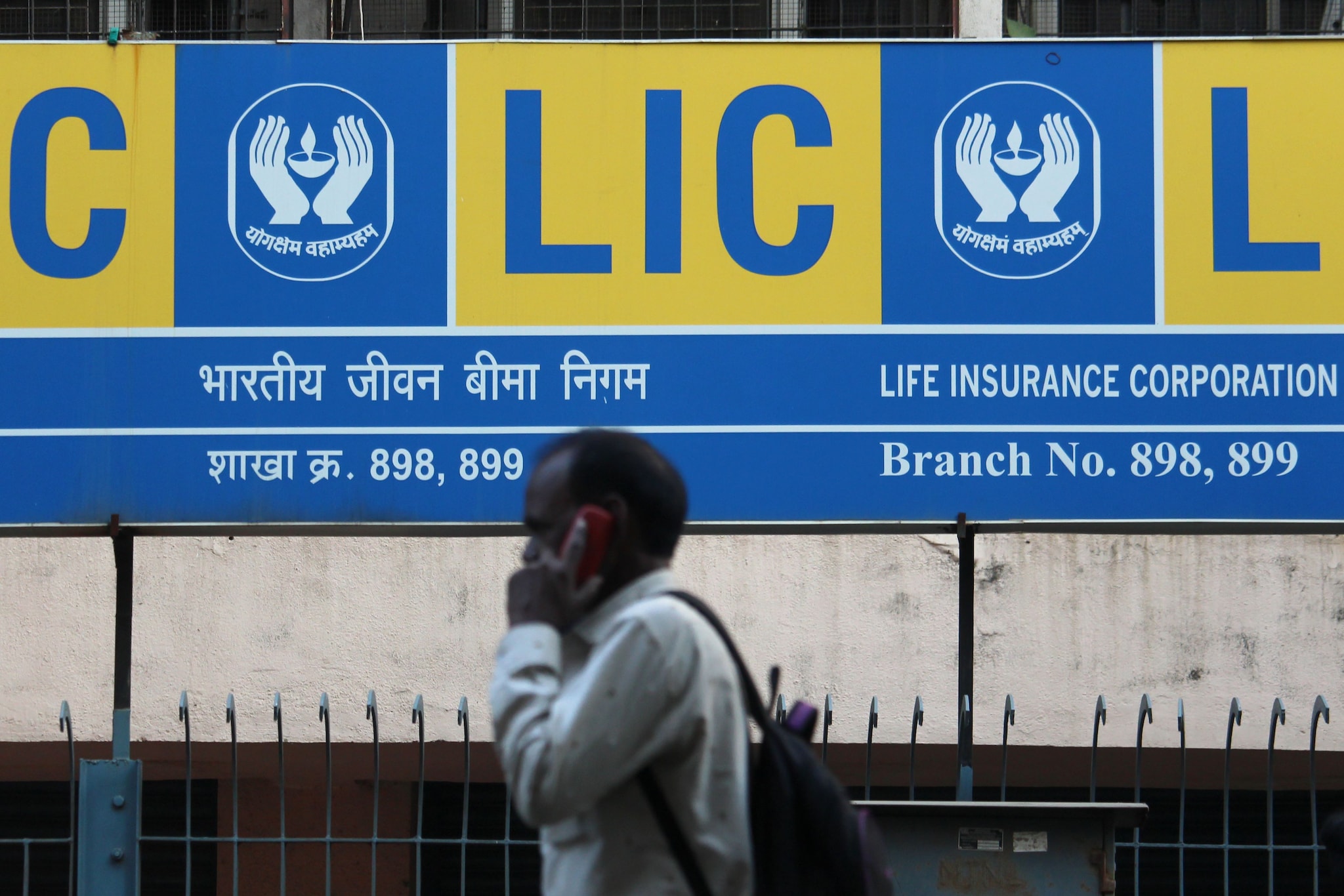 ही योजना 30 ते 85 वर्ष वयोगटातील कोणतीही व्यक्ती खरेदी करू शकते. दिव्यांगजनांना फायदा मिळवण्यासाठी देखील ही योजना खरेदी केली जाऊ शकते. पॉलिसी जारी झाल्यानंतर तीन महिन्यांनी लोन सुविधा देखील मिळते. अर्थात या कालावधीनंतर पॉलिसीधारक कर्ज घेऊ शकतात. ही योजना 30 ते 85 वर्ष वयोगटातील कोणतीही व्यक्ती खरेदी करू शकते. दिव्यांगजनांना फायदा मिळवण्यासाठी देखील ही योजना खरेदी केली जाऊ शकते. पॉलिसी जारी झाल्यानंतर तीन महिन्यांनी लोन सुविधा देखील मिळते. अर्थात या कालावधीनंतर पॉलिसीधारक कर्ज घेऊ शकतात.
