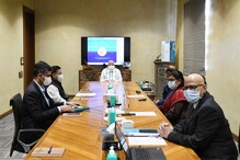 पंतप्रधान मोदींची 'भारत बायोटेक'ला भेट, Corona Vaccine वर केली चर्चा पंतप्रधान मोदींची 'भारत बायोटेक'ला भेट, Corona Vaccine वर केली चर्चा