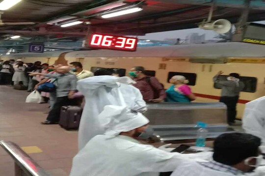 वांद्रे स्टेशनवर तोबा गर्दी! कोरोना टेस्ट न करता मुंबईत पोहोचले 780 प्रवाशी, पाहा VIDEO
