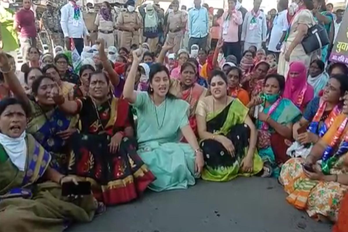 पतीच्या सुटकेसाठी नवनीत राणा दुसऱ्या दिवशीही रस्त्यावर, मुख्यमंत्र्यांचा पुतळा जाळला