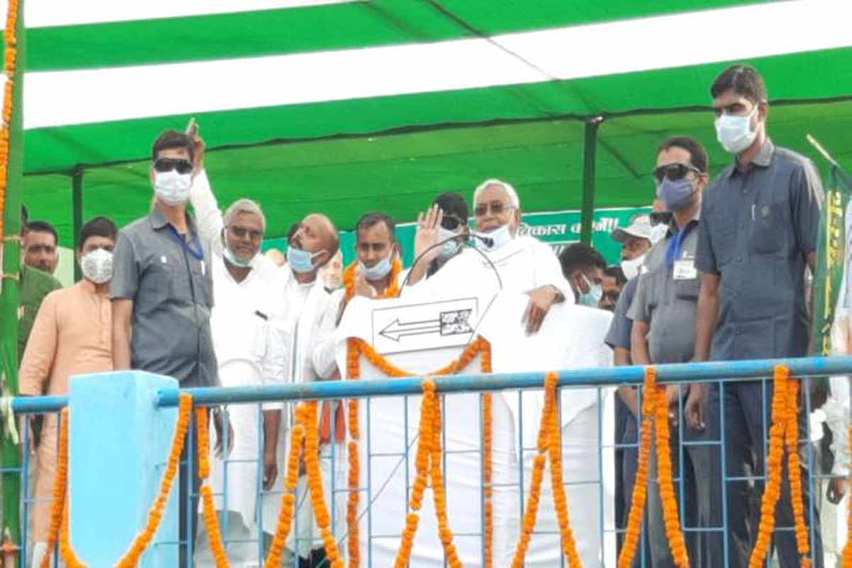 मुख्यमंत्री नितीश कुमार यांच्यावर 'कांदा हल्ला' करणाऱ्या तरुणाला अखेर अटक