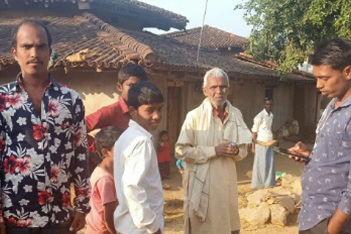 झारखंडमधील गढवा शहरातून एक विचित्र घटना समोर आली आहे. येथे चार वर्षांपूर्वी मृत्यू झालेल्या व्यक्तीच्या नावावरील घर देण्यात आलं आहे. इतकच नाही तर गेल्या महिन्यात मृत व्यक्तीच्या बँकेतून पैसेही काढण्यात आले. मृताच्या बँकेतून पैसे काढणे आणि सरकारने केलेल्या राहण्याची सोयीमुळे गावात सध्या जोरदार चर्चा सुरू आहे. झारखंडमधील गढवा शहरातून एक विचित्र घटना समोर आली आहे. येथे चार वर्षांपूर्वी मृत्यू झालेल्या व्यक्तीच्या नावावरील घर देण्यात आलं आहे. इतकच नाही तर गेल्या महिन्यात मृत व्यक्तीच्या बँकेतून पैसेही काढण्यात आले. मृताच्या बँकेतून पैसे काढणे आणि सरकारने केलेल्या राहण्याची सोयीमुळे गावात सध्या जोरदार चर्चा सुरू आहे.
