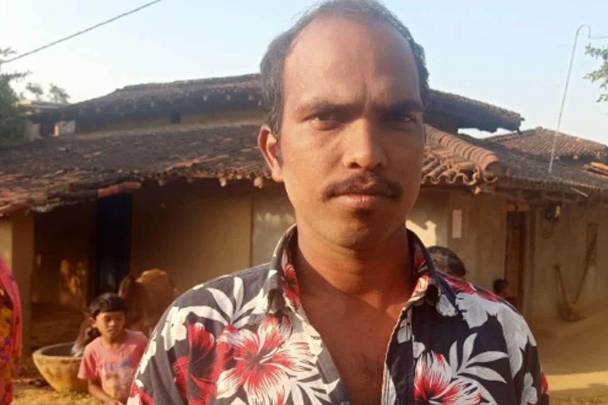 वास्तविक ही बाब जिल्ह्यातील डंडई प्रखण्डमधील जरही गावातील आहे. जेथे धनेसर राम नावाच्या व्यक्तीला पीएम आवास 2016-17 मध्ये मिळालं होतं. आणि त्याने गेल्या महिन्यात म्हणजेच 20 ऑक्टोबर 2020 रोजी चाळीस हजारांचा पहिला हप्ता बॅंकेतून काढला आहे. त्या व्यक्तीचा मृत्यू झाल्याची बाब काही दिवसांनंतर उघड झाली. वास्तविक ही बाब जिल्ह्यातील डंडई प्रखण्डमधील जरही गावातील आहे. जेथे धनेसर राम नावाच्या व्यक्तीला पीएम आवास 2016-17 मध्ये मिळालं होतं. आणि त्याने गेल्या महिन्यात म्हणजेच 20 ऑक्टोबर 2020 रोजी चाळीस हजारांचा पहिला हप्ता बॅंकेतून काढला आहे. त्या व्यक्तीचा मृत्यू झाल्याची बाब काही दिवसांनंतर उघड झाली.
