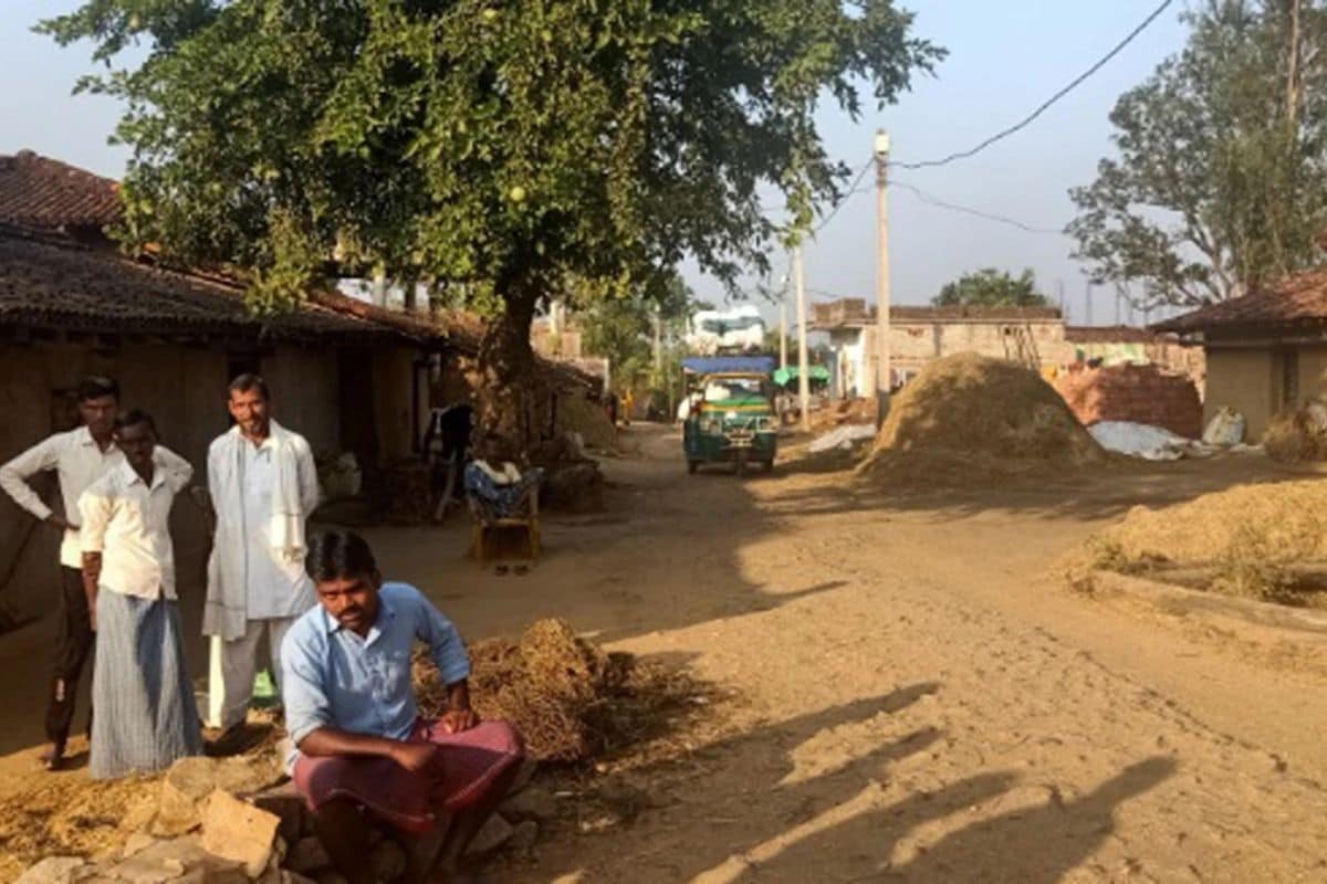 दुसरीकडे, जिल्ह्यातील अधिकाऱ्यांना जेव्हा याबाबत सूचना मिळाली, त्यांनी तातडीने याच्या चौकशीचे आदेश बीडीओंना दिले आहेत. डीआरडीएसोबत प्रभारी जिल्हा अधिकारी अनिल क्लोमेंट ओढया यांनी सांगितलं की, हा प्रकार समोर येताच याच्या चौकशीचे आदेश देण्यात आले आहेत. याशिवाय लवकरच याचा खुलासा करीत दोषींविरोधात कारवाई करण्यात येईल. दुसरीकडे, जिल्ह्यातील अधिकाऱ्यांना जेव्हा याबाबत सूचना मिळाली, त्यांनी तातडीने याच्या चौकशीचे आदेश बीडीओंना दिले आहेत. डीआरडीएसोबत प्रभारी जिल्हा अधिकारी अनिल क्लोमेंट ओढया यांनी सांगितलं की, हा प्रकार समोर येताच याच्या चौकशीचे आदेश देण्यात आले आहेत. याशिवाय लवकरच याचा खुलासा करीत दोषींविरोधात कारवाई करण्यात येईल.