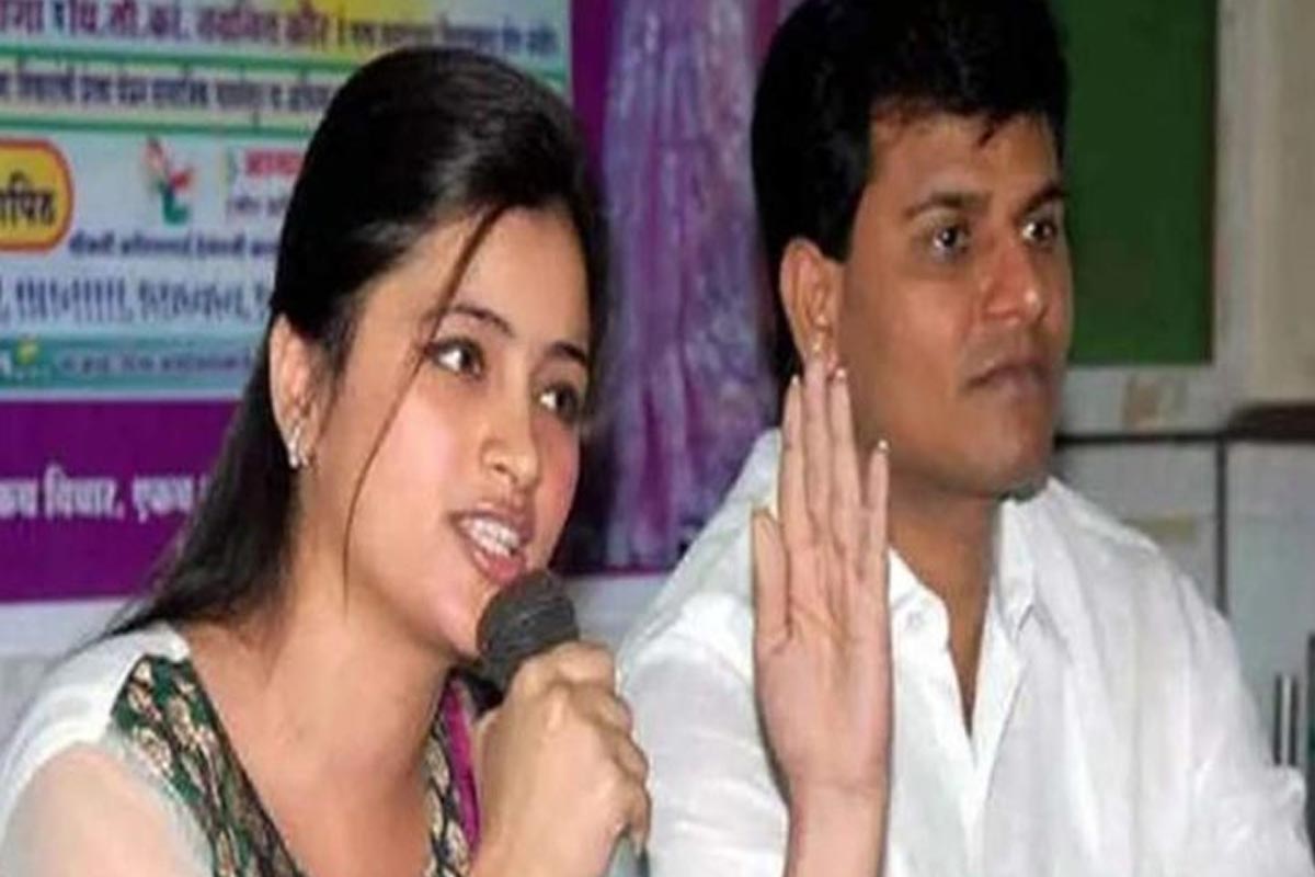 मुंबईत 'मातोश्री'वर आंदोलनासाठी निघालेल्या राणा दाम्पत्याला पोलिसांनी घेतलं ताब्यात